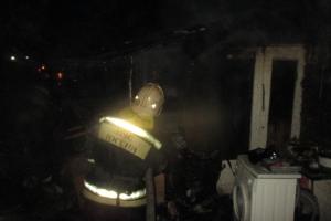 10 спасателей тушили пожар в узловском доме .