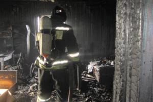 В Заокском районе семь пожарных тушили горящую дачу.