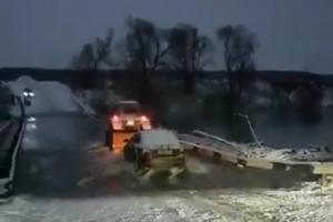 В Суворовском районе трактор протащил машину по затопленному мосту.