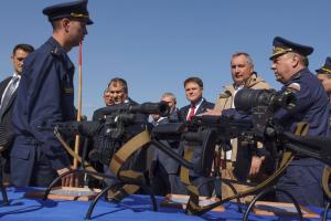 В Тульской области Рогозин посетил военно-оружейную выставку.