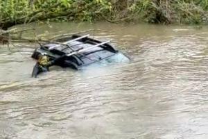 Спасатели достали из реки под Алексином автомобиль с утонувшей в нем женщиной.