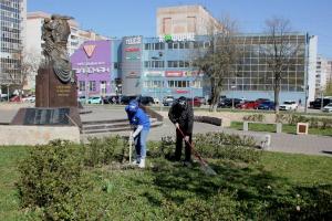 «Единая Россия» провела субботники в местах поклонения памяти героев.