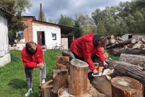 Тульские спасатели и активисты помогли детскому центру в заготовке дров.