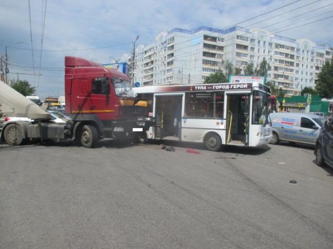 В Туле столкнулись грузовик и пассажирский автобус