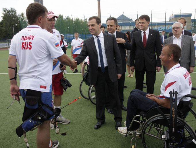 Читайте в "ТИ": Дмитрий Медведев посетил "образцово-показательную" учебно-тренировочную базу в Алексине