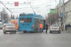 На Советской в Туле из-за ДТП встали троллейбусы.