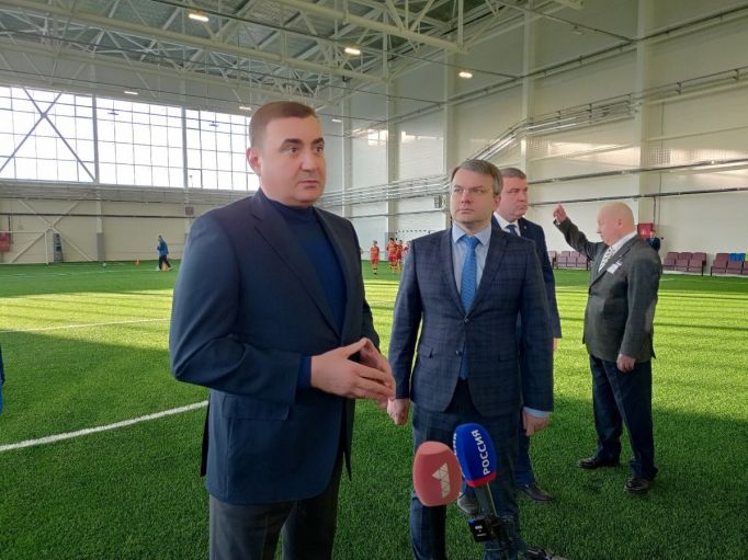Алексей Дюмин посетил футбольный манеж на Косой Горе 