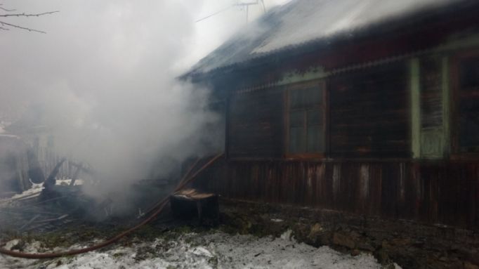 Десять пожарных тушили горящий дом в Донском