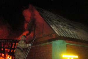 13 огнеборцев тушили ночью пожар в Узловском районе.