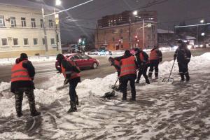 Сотни рабочих и десятки единиц техники убирают снег в Туле .
