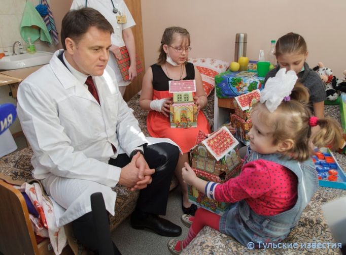 Владимир Груздев вручил новогодние подарки малышам, оказавшимся в больнице