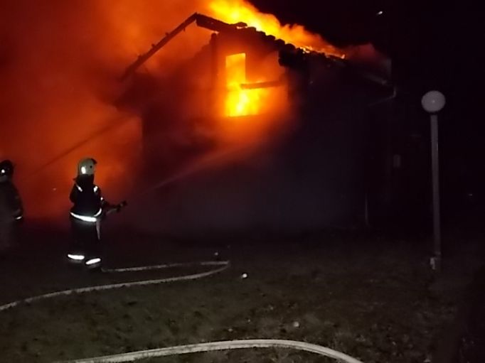 В Заокском районе поздним вечером сгорел дом