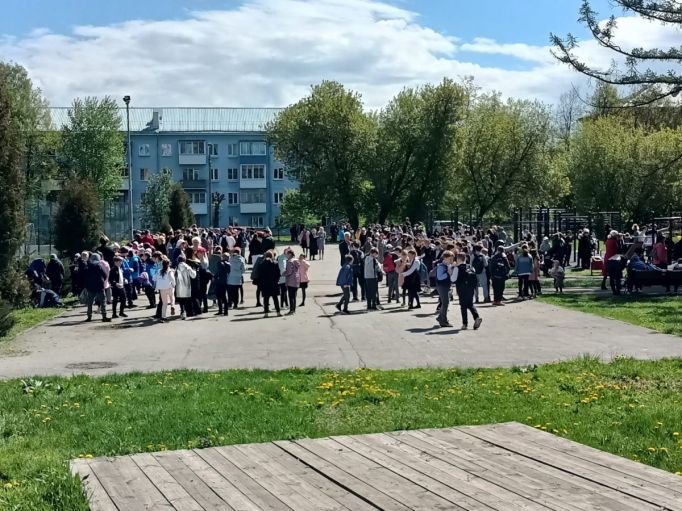 В Новомосковске массово эвакуируют школы, ТЦ и медучреждения
