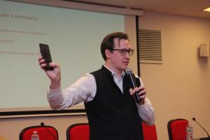 Тульским журналистам рассказали о будущем СМИ в соцсетях и призвали снимать видео на телефоны.