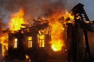 В Новомосковске за 3 минуты полностью сгорела дача.