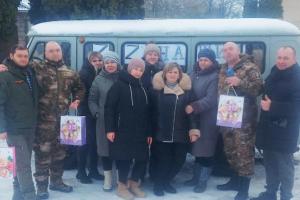 Жители поселка Молчаново отправили в зону СВО УАЗ, загруженный гуманитарной помощью.