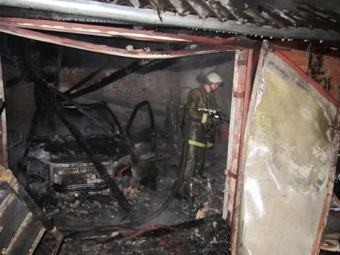 В Ефремове сгорел гараж вместе с автомобилем