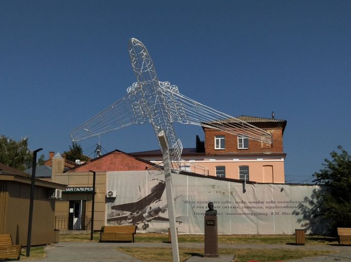 Украшением города Ефремова стал арт-объект «Самолет»