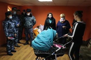 В Тульской области новорожденной девочке из КП-8 передали подарки.