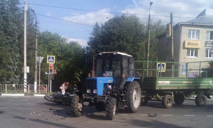 В Плавском районе трактор протаранил мотоцикл