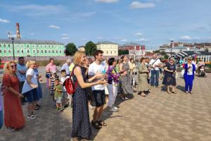 Тульские медики провели флешмоб на Казанской набережной .