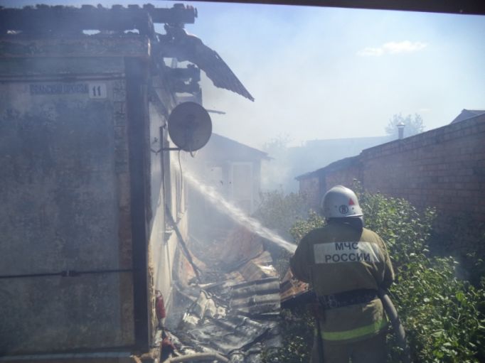 В Щекино огонь полностью уничтожил мансарду дома