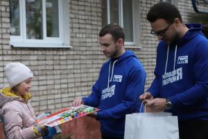 Беженцы с Донбасса и дети участников СВО получат новогодние подарки от единороссов.