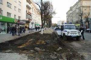 На улице Первомайской неизвестные организовали незаконную парковку .