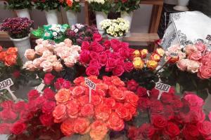 В Алексине задержали 20 человек за незаконную торговлю цветами.