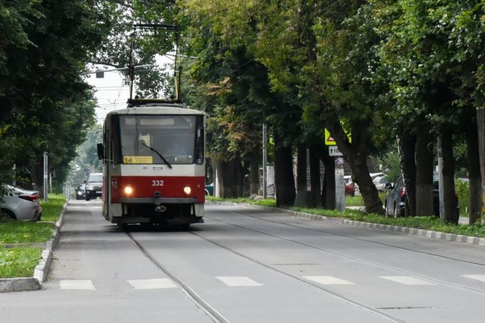 Трамваи встали и на улице Ложевой 