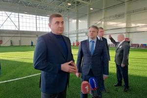 Алексей Дюмин посетил футбольный манеж на Косой Горе .
