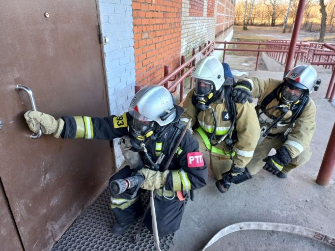 В Киреевском районе спасатели отработали тушение условного пожара в школе