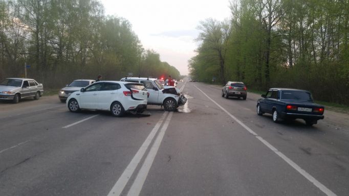 В Узловском районе вылетевший на встречку автомобиль протаранил «ВАЗ»