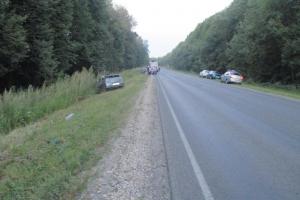 В Узловском районе легковушка врезалась в стоящий грузовик и перевернулась.