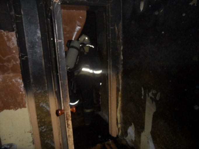 На улице Металлистов нежилой дом тушили 12 пожарных 