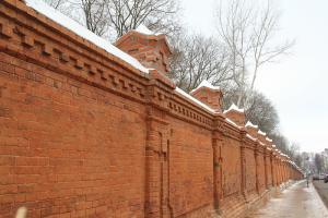 В Туле завершили реставрацию участка стены Всехсвятского кладбища.