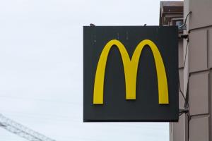 Убытки McDonald’s от продажи бизнеса в России превысили $1 млрд.