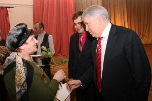 Михаил Грязев вручил юбилейные медали ветеранам в Хомяково.