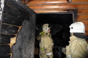 10 пожарных тушили горящую постройку в Туле .
