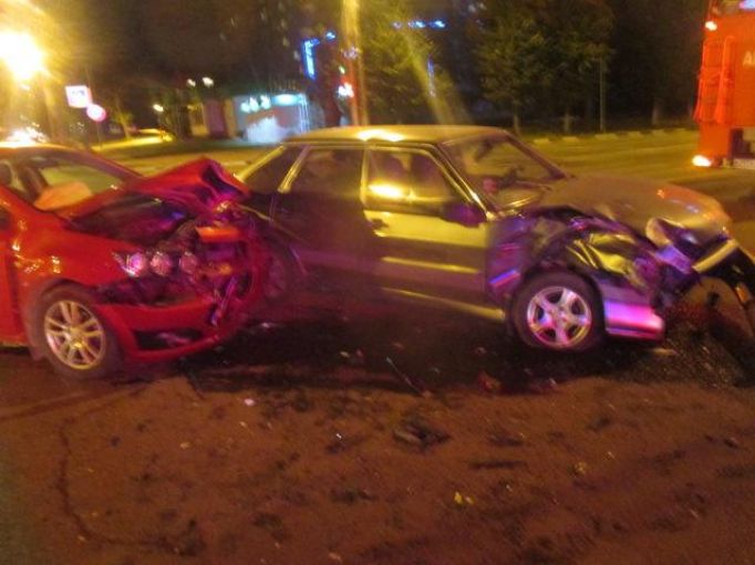 В Туле столкнулись два автомобиля, пострадавших трое