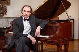 Пианист Олег Вайнштейн даст концерт в Ясной Поляне .