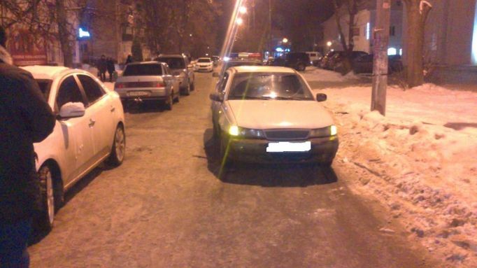 Водитель в Новомосковске, сдавая задним ходом, сбил женщину и подростка 