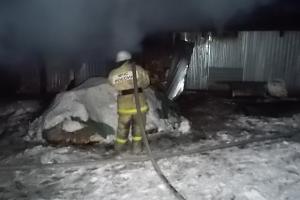 В Заокском районе сгорели гараж и машина.