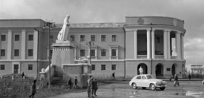 1961: Гагарин, Юнак, атака на Сталина