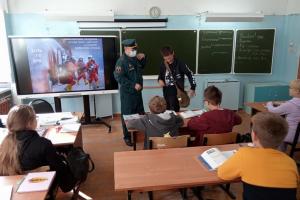 Сотрудники МЧС посетили учебные заведения Богородицкого и Куркинского районов.