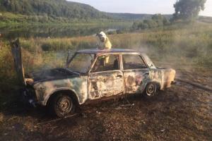 В Алексине сгорел ВАЗ-2106.