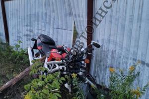 Мотоциклистка без прав протаранила забор на Косой Горе.