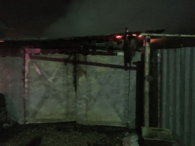 В Суворовском районе сгорели гараж и хозпостройка