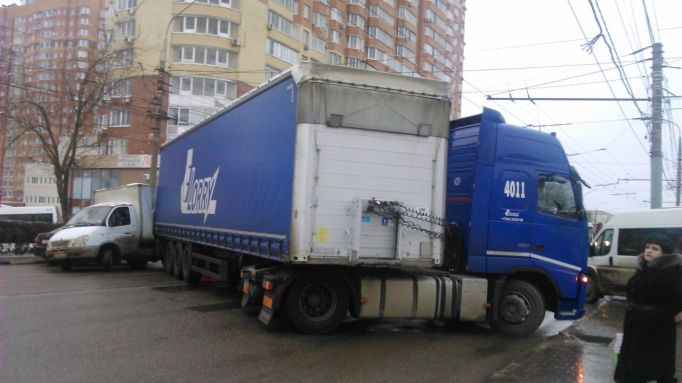 В Туле из-за серьезной автоаварии перекрыт проспект Ленина в районе Зеленстроя