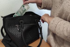 В 49 все только начинается: в Суворове женщина попалась на краже денег из сумки матери.